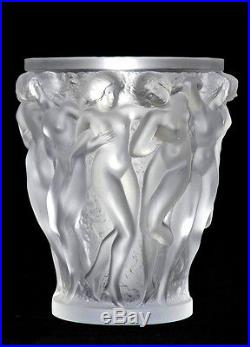 Lalique France. Vase Bacchantes en cristal satiné, moulé-pressé (Haut, 24cm)