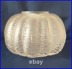 Lalique, joli petit vase boule à décor de godrons