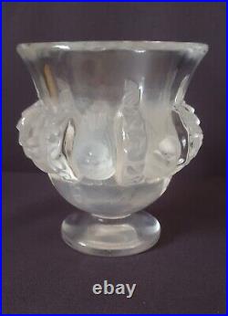 Lalique, très joli vase en cristal à décor d'oiseaux, modèle Dampierre