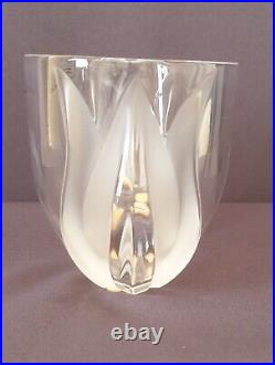 Lalique, très joli vase en cristal, à décor de tulipes