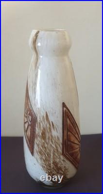 Legras, vase en verre à fond opaque marbré beige, décor de figures géométriques