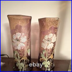 Lot de 2 vases en verre violet peints, décor floral doré fleurs