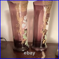 Lot de 2 vases en verre violet peints, décor floral doré fleurs