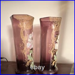 Lot de 2 vases en verre violet peints, décor floral doré fleurs