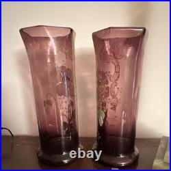 Lot de 2 vases en verre violet peints, décor floral doré fleurs