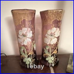 Lot de 2 vases en verre violet peints, décor floral doré fleurs