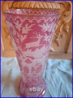 Magnifique Ancien Vase rose décor animalier / chasse Cristal de Bohème