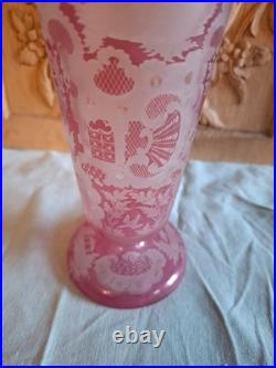 Magnifique Ancien Vase rose décor animalier / chasse Cristal de Bohème