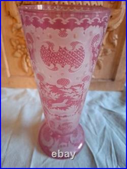 Magnifique Ancien Vase rose décor animalier / chasse Cristal de Bohème