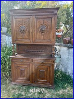 Magnifique buffet deux corps ancien en bois massif, richement sculpté. Le corps