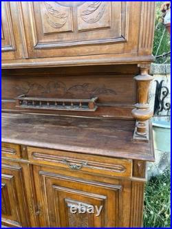 Magnifique buffet deux corps ancien en bois massif, richement sculpté. Le corps