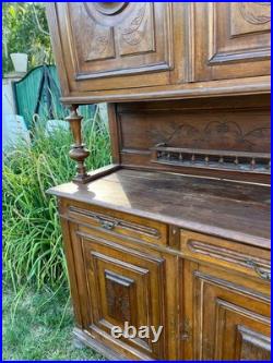 Magnifique buffet deux corps ancien en bois massif, richement sculpté. Le corps