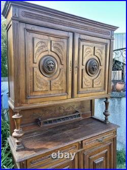 Magnifique buffet deux corps ancien en bois massif, richement sculpté. Le corps