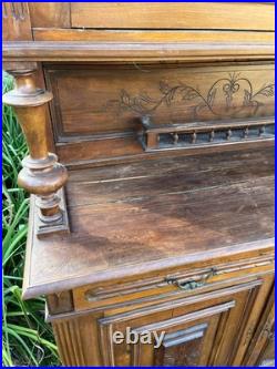 Magnifique buffet deux corps ancien en bois massif, richement sculpté. Le corps
