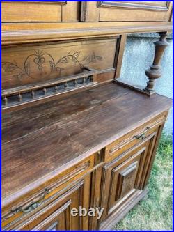 Magnifique buffet deux corps ancien en bois massif, richement sculpté. Le corps
