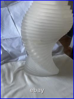 Montana Vase décoratif torsadé en verre dépoli blanc signé Montana