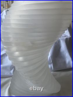 Montana Vase décoratif torsadé en verre dépoli blanc signé Montana