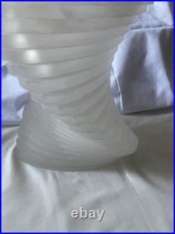 Montana Vase décoratif torsadé en verre dépoli blanc signé Montana