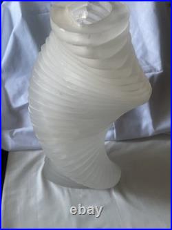 Montana Vase décoratif torsadé en verre dépoli blanc signé Montana