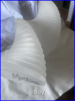 Montana Vase décoratif torsadé en verre dépoli blanc signé Montana