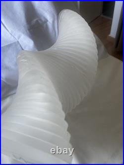 Montana Vase décoratif torsadé en verre dépoli blanc signé Montana