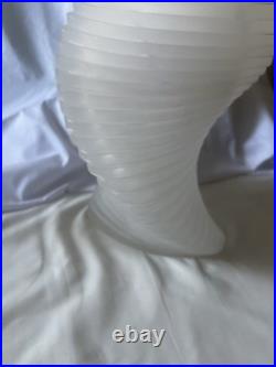 Montana Vase décoratif torsadé en verre dépoli blanc signé Montana