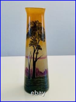 Muller Frères, Lunéville. Vase à décor peint d'un Paysage Lacustre
