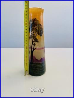 Muller Frères, Lunéville. Vase à décor peint d'un Paysage Lacustre