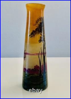 Muller Frères, Lunéville. Vase à décor peint d'un Paysage Lacustre