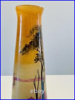 Muller Frères, Lunéville. Vase à décor peint d'un Paysage Lacustre