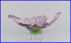 Murano, Italie, bol ondulé colossal en verre d'art vert et violet. 1970s