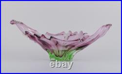 Murano, Italie, bol ondulé colossal en verre d'art vert et violet. 1970s