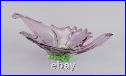Murano, Italie, bol ondulé colossal en verre d'art vert et violet. 1970s