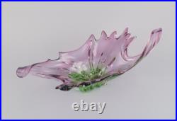 Murano, Italie, bol ondulé colossal en verre d'art vert et violet. 1970s