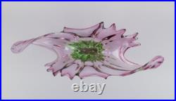 Murano, Italie, bol ondulé colossal en verre d'art vert et violet. 1970s