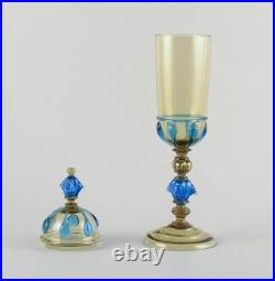 Murano, Italy. Grand vase à couvercle en verre d'art bleu et fumé