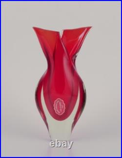 Murano, Italy. Vase d'art en verre transparent et rouge