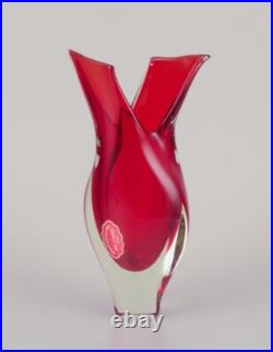 Murano, Italy. Vase d'art en verre transparent et rouge