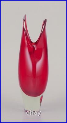 Murano, Italy. Vase d'art en verre transparent et rouge
