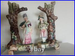 Paire Soliflore ancien Scène de genre romantique dans le goût du XVIIIe Paire Soliflore ancien Scène de genre romantique dans le goût du XVIIIe