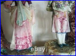 Paire Soliflore ancien Scène de genre romantique dans le goût du XVIIIe Paire Soliflore ancien Scène de genre romantique dans le goût du XVIIIe