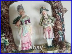 Paire Soliflore ancien Scène de genre romantique dans le goût du XVIIIe Paire Soliflore ancien Scène de genre romantique dans le goût du XVIIIe