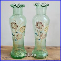 Paire de Vases en Verre Émaillé Fleurs Ombellifères Bords Godronés Art Nouveau