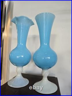 Paire de vase en verre soufflé bleu opalin H. 35 cm