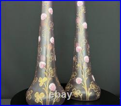Paire de vases Art nouveau en verre émaillé à décor en relief de trèfles