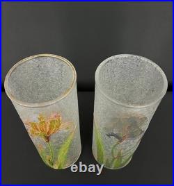 Paire de vases Baccarat en verre givré, décor d'iris émaillés