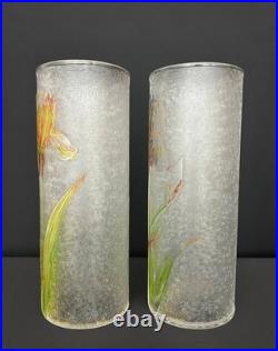 Paire de vases Baccarat en verre givré, décor d'iris émaillés