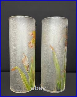 Paire de vases Baccarat en verre givré, décor d'iris émaillés