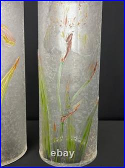 Paire de vases Baccarat en verre givré, décor d'iris émaillés