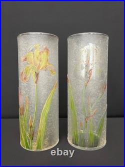 Paire de vases Baccarat en verre givré, décor d'iris émaillés